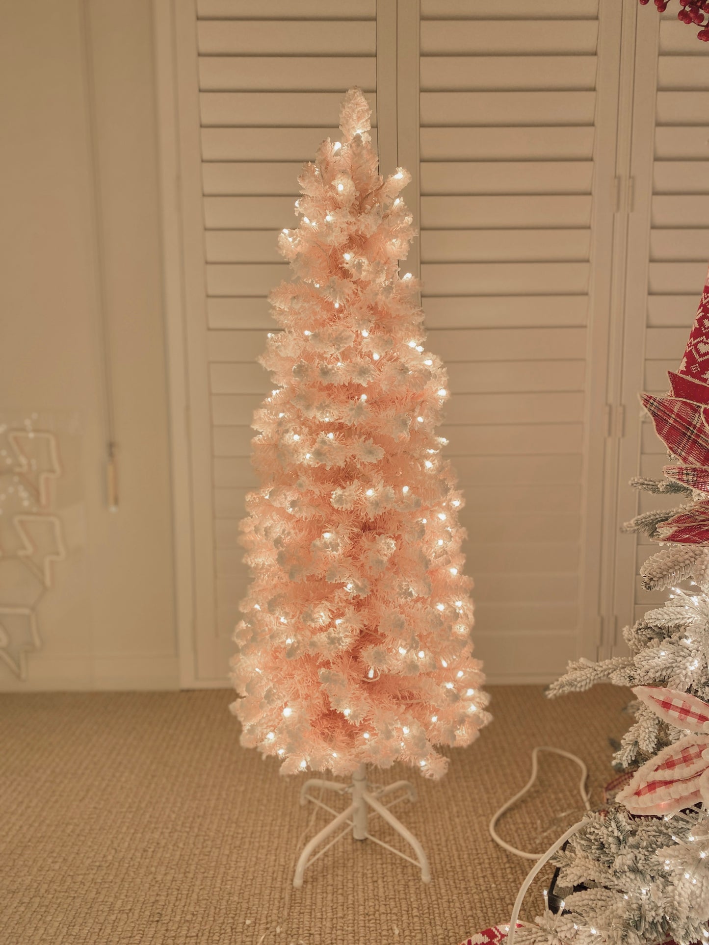 120cm 250LEDS Prelit Flocked Tree (Pink / Mint)